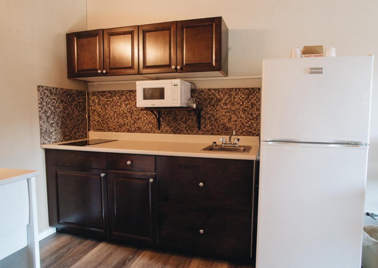 Motel Canadas Value And 3*